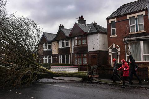 Valimisaktiivsus oli väga madal, põhjustatud vähenenud entusiasmist ja halvast ilmast, mille põhjustas torm Doris, mis oli tuule ja vihma käes piirkonnas.