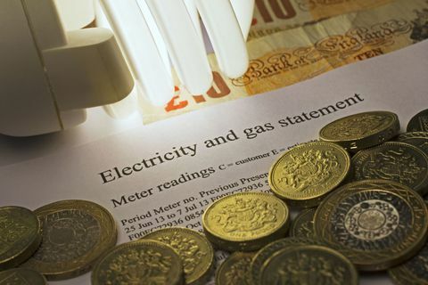 Elektri- ja gaasiaruanne energiasäästliku elektripirni ning Suurbritannia naelsterlingite ja -müntidega.