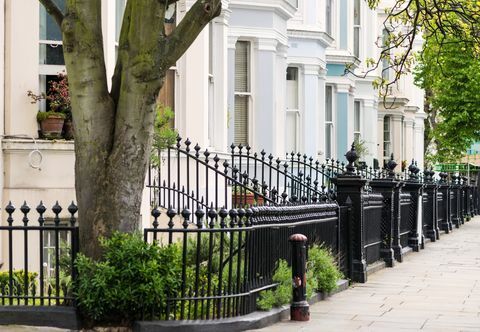 kaunilt hooldatud, pastellvärvides elamud Portobello maantee lähedal, Londoni Notting Hilli piirkonnas, Ühendkuningriik