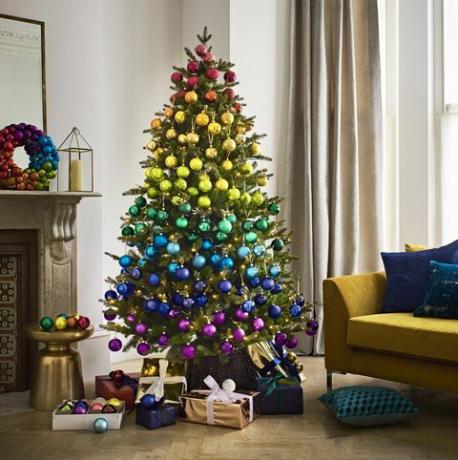 Vikerkaare jõulupuu värviliste pallide ja pärjaga - John Lewis - jõulud 2018