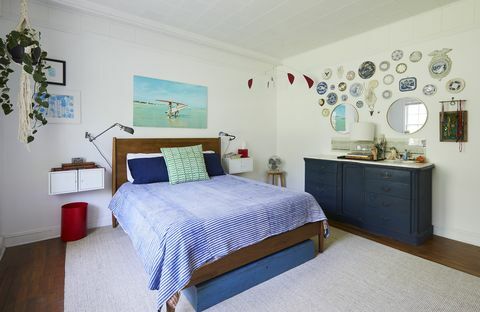 peamine magamistuba, sinine voodipesu, puidust voodiraam, sinised kapid, galeriisein, riputusplaadid