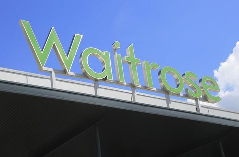 Rohelise Waitrose'i supermarketi poodumärk sinise taeva taustal, Ipswich, Suffolk, Inglismaa