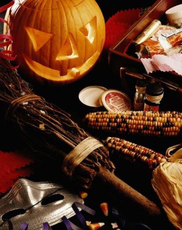Halloweeni peokaunistused: Jack-o-latern, nõiaharja, kuivatatud mais, mask ja jumestus