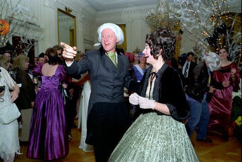 see foto on president Bill Clintonist ja presidendiprouast Hillary Rodham Clintonist, kes on riietatud nagu president ja esimene leedi james ja dolley madison halloweeni peol valge idaruumis maja