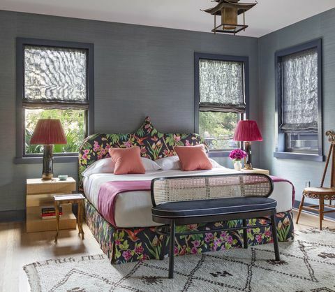 magamistuba, tumehall seinakate, troopiline lilleline voodipeats ja voodikomplekt