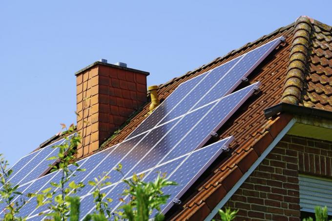 Päikesepaneelid majal - fotoelektrilise paigaldusega katus