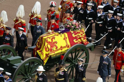 london, 19. september 19. september kuninganna matusekorteež kuningliku mereväe riiklikul relvavankril reisib mööda kaubanduskeskust 19. septembril 2022 Londonis, Inglismaal Elizabeth alexandra mary Windsor sündis 21. aprillil 1926 Bruton Streetis, Mayfairis, Londonis, ta abiellus 1947. aastal prints Philipiga ning tõusis Ühendkuningriigi ja Rahvaste Ühenduse troonile 6. veebruaril 1952 pärast oma isa, kuningas George vi suri kuninganna Elizabeth II Šotimaal Balmorali lossis 8. septembril 2022 ja tema järglaseks sai tema vanim poeg, kuningas Charles iii. Foto: chip somodevillagetty pilte