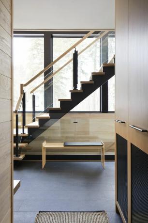 raammajake Collingwoodis, Ontarios, projekteeris sarah richardson, disaini ja murakami disainiga mudatoa pink 36 sõlme põrandakate basalt, tsit kapid juuksuri veski